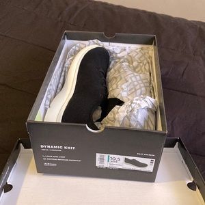 Black dynamic knit sneaker